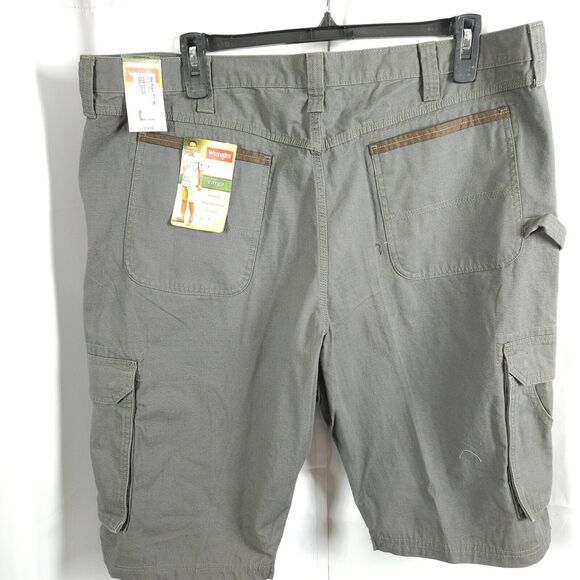 NWT Wrangler Men's 44 Gray Cargo Carpenter Relaxed Fit Knee Length Shorts - Picture 2 of 7